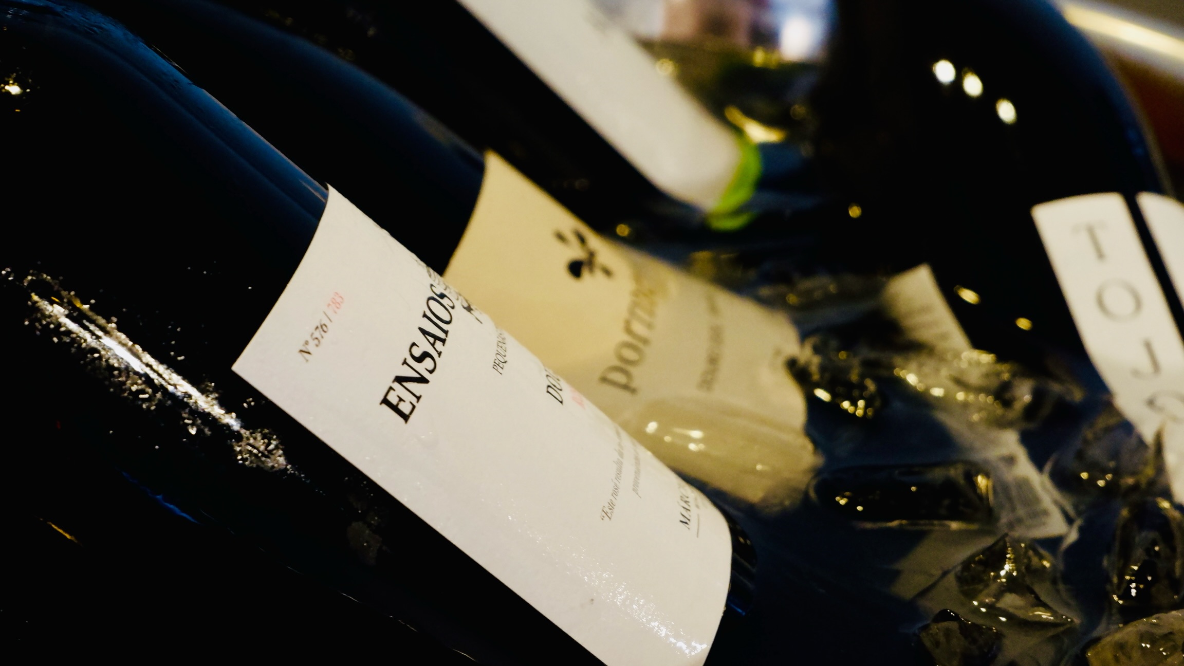 Garrafas de vinho em gelo